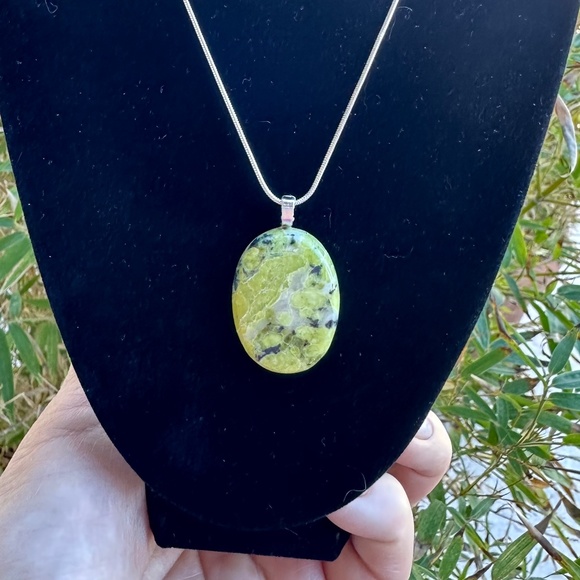 lizardite pendant with sterling silver chain - Picture 5 of 7